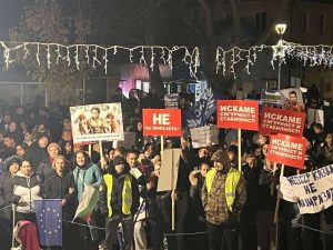 Хиляди излязоха на протест в Руен в подкрепа на правителството