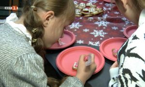 Меденки и писма от украински ученици в София топлят войниците на фронта