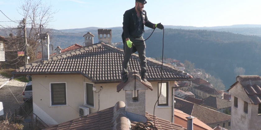 Делян Ангелов: Единственият сертифициран коминочистач в България пази пътя на Дядо Коледа