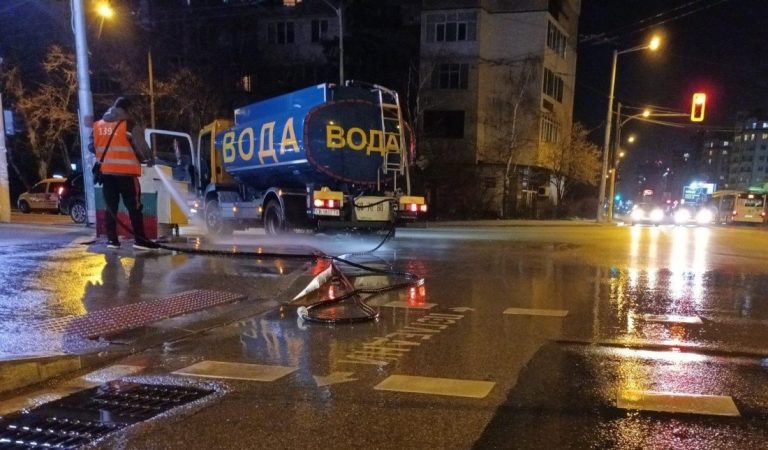 Извънредно миене на улици в София заради високи нива на фини прахови частици Извънредно миене на улици в София заради високи нива на фини прахови частици