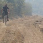 Момчето с колелото: Даниел Гълъбов помага на пожарникарите в Пирин