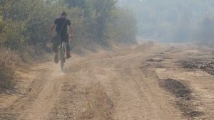 Момчето с колелото: Даниел Гълъбов помага на пожарникарите в Пирин