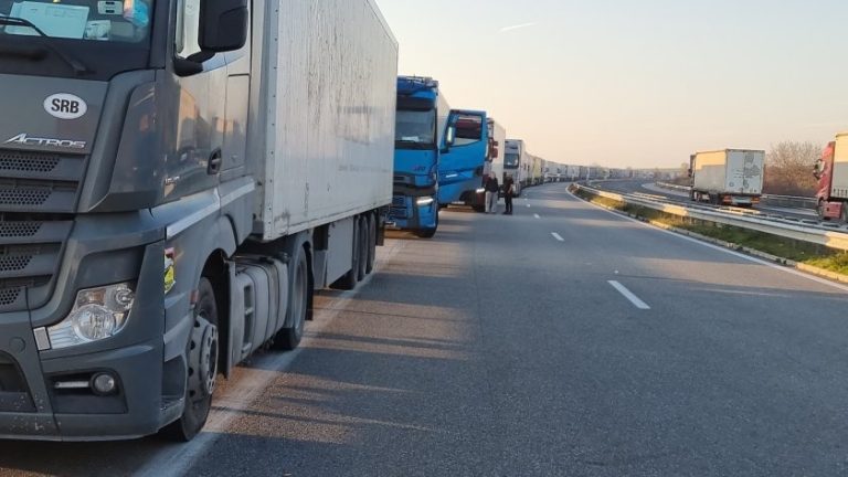 27-километрова опашка от ТИР-ове на ГКПП „Капитан Андреево“, протести в Гърция пренасочват трафика 27-километрова опашка от ТИР-ове на ГКПП „Капитан Андреево“, протести в Гърция пренасочват трафика