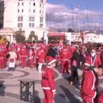 Над 800 Дядо Коледа тичаха в Скопие на традиционен предколеден маратон