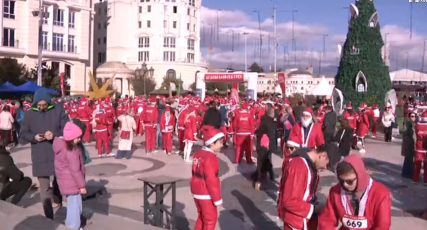 Над 800 Дядо Коледа тичаха в Скопие на традиционен предколеден маратон