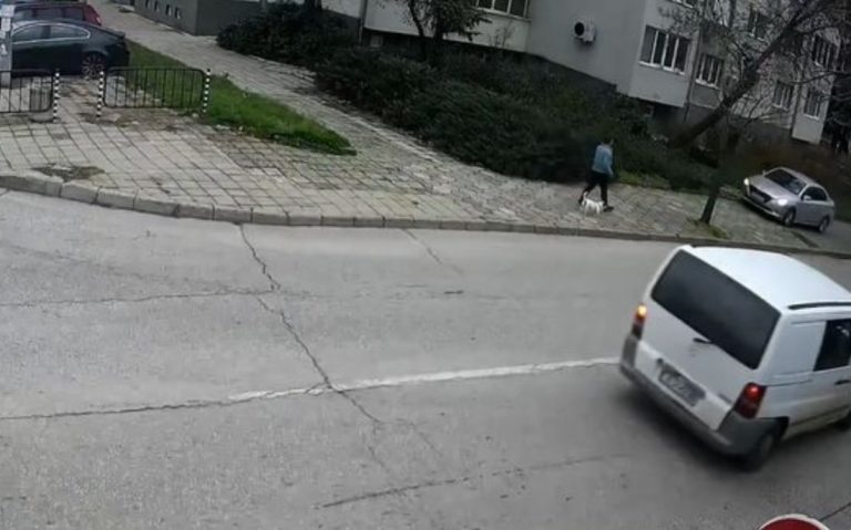Наглост на пътя: Шофьор кара по тротоар в Хасково, заснет е и ще бъде санкциониран
