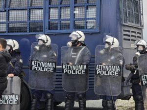 Гръцки фермери пробиха полицейска блокада, на 15 км от Кулата