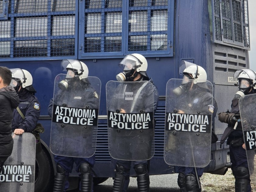 Гръцки фермери пробиха полицейска блокада, на 15 км от Кулата