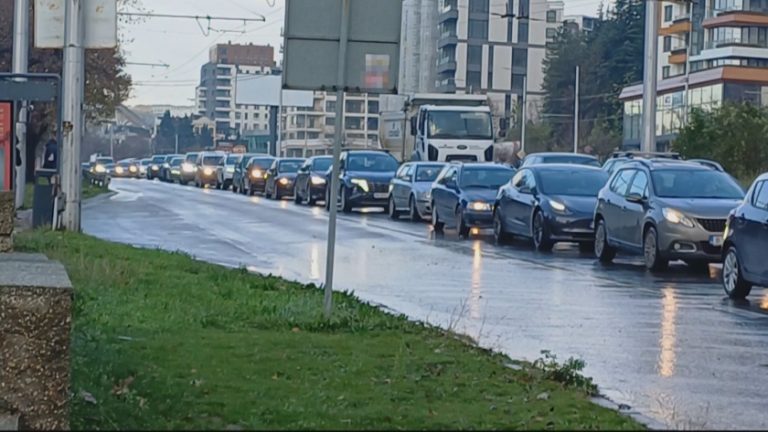 Пороен дъжд парализира Варна: Наводнени улици и затворени подлези Пороен дъжд парализира Варна: Наводнени улици и затворени подлези