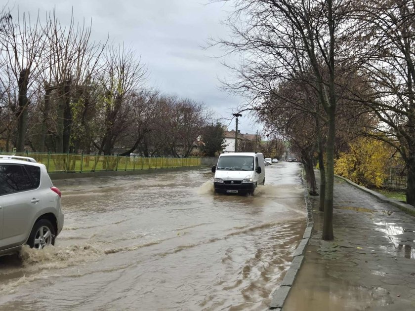 Без помощ за Ново Делчево след потопа: Хората сами разчистват домовете си