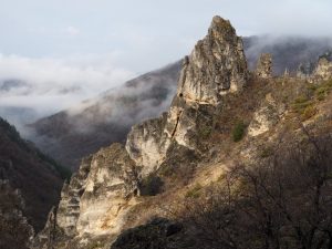 Облачно време през уикенда, в неделя с превалявания