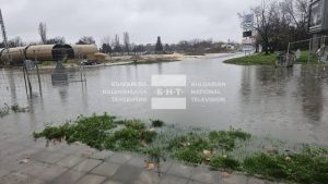 Пловдив поставя още помпи срещу наводнения край Южния колектор, ограничава движението