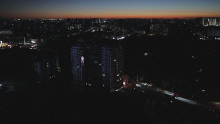 Одеса потъна в мрак след масирана руска атака, жителите се борят за оцеляване Одеса потъна в мрак след масирана руска атака, жителите се борят за оцеляване