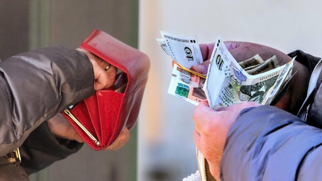 Изплащането на декемврийските пенсии и коледните добавки започна