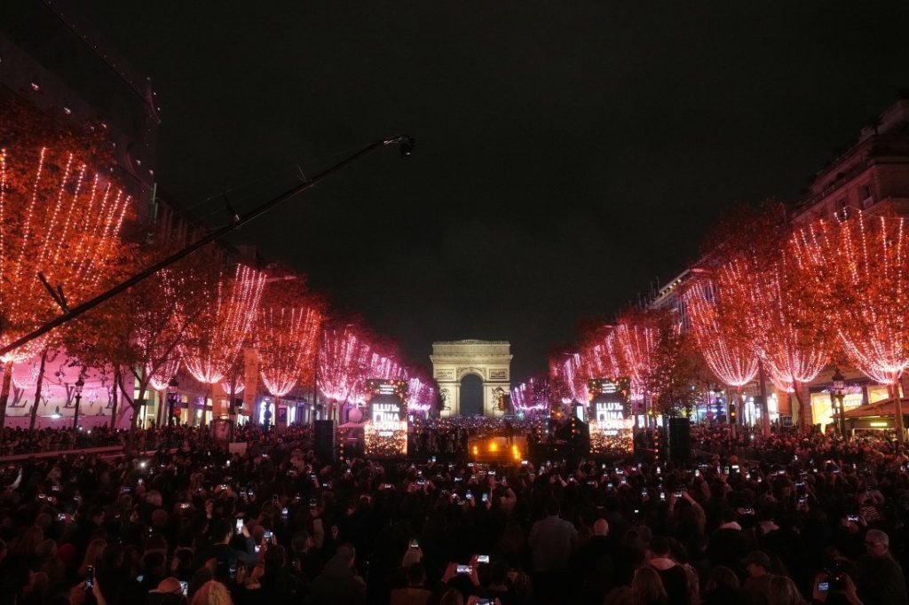 Париж грее в коледна магия: Градът посреща празниците с пищна украса и базари