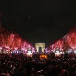 Париж грее в коледна магия: Градът посреща празниците с пищна украса и базари