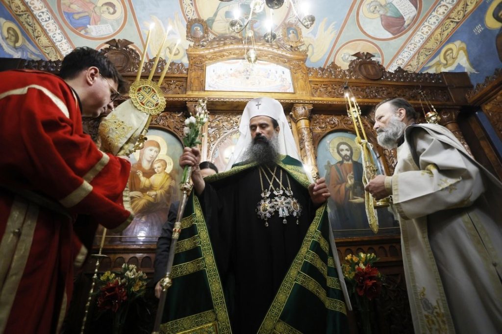 Патриарх Даниил отслужи празнична литургия на Никулден, призова за вяра и подражание