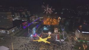 Перник грейна в коледни светлини, но не навсякъде