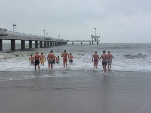 Никулден в Бургас: Плуване в студени води и спортни предизвикателства