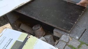 Постоянен теч заплашва основи на къщи в центъра на Пловдив