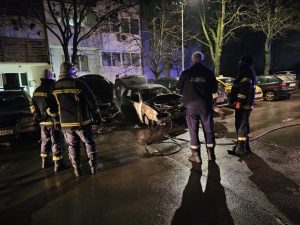 Пожар унищожи автомобили в Русе, причините се изясняват