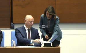 ПП-ДБ връчи „папка с оставка“ на Желязков, премиерът я прибра без подпис