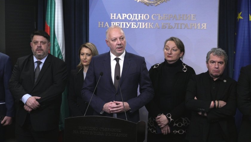 Премиерът Росен Желязков депозира оставката на Министерския съвет