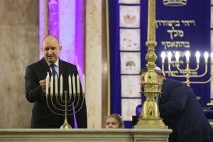 Президентът Радев запалва първата свещ за Ханука в Софийската синагога