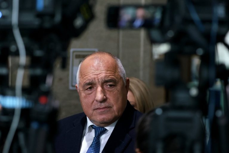 Протест пред дома на Бойко Борисов в Банкя: „Величие“ остави картина „Мафия“ Протест пред дома на Бойко Борисов в Банкя: „Величие“ остави картина „Мафия“