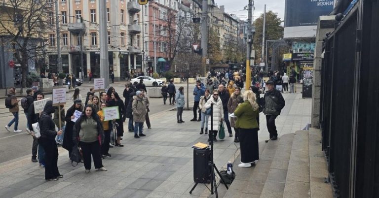 Протест в София срещу промени в Семейния кодекс Протест в София срещу промени в Семейния кодекс
