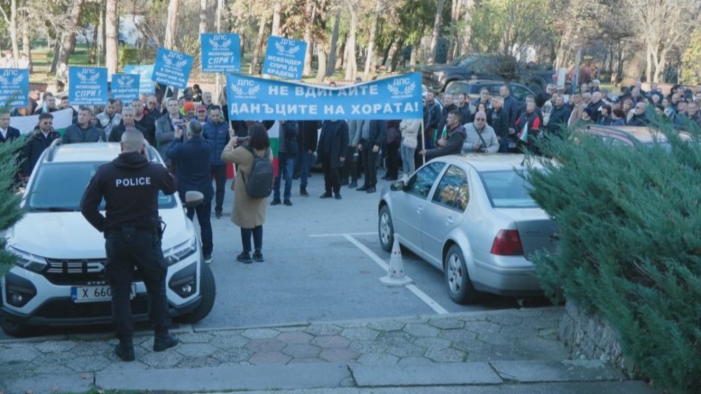 Напрежение в Минерални бани: Протест срещу скок на такса смет, кметът под обстрел