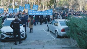 Напрежение в Минерални бани: Протест срещу скок на такса смет, кметът под обстрел