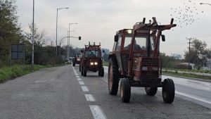 Гръцки фермери продължават протестите, облекчават движението за празниците