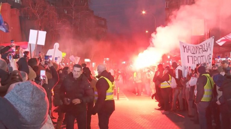 Напрежение в Сърбия: Студентски протести срещу правителствен натиск и уволнения Напрежение в Сърбия: Студентски протести срещу правителствен натиск и уволнения