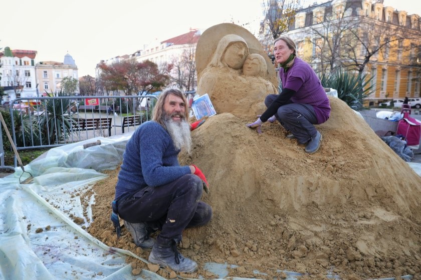 Пясъчно Рождество: Бургас посреща празниците с изящна скулптура на Света Богородица и Младенеца