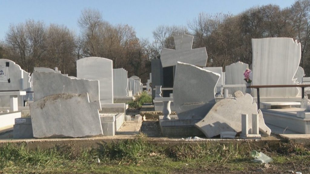 Масов вандализъм на Централните софийски гробища: Изпочупени са над 130 паметни плочи