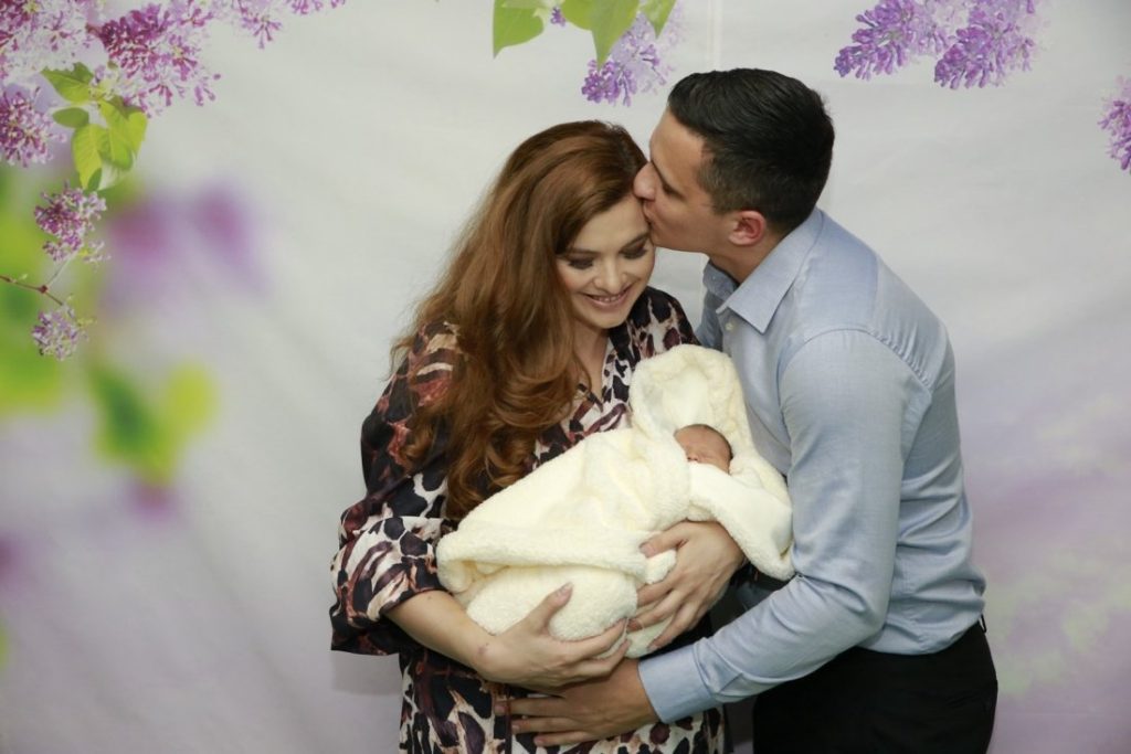 Репортерът Йоана Миланова и малката Алина вече са у дома