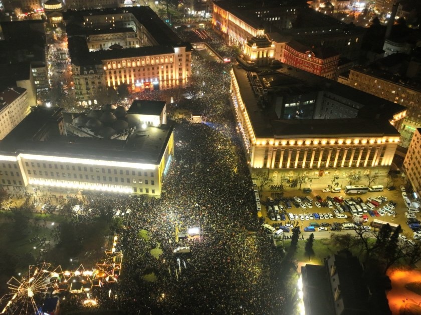 Протестът срещу правителството в София приключи с химна, заявки за още по-големи демонстрации