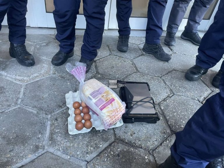 Протест във Враца: С тостер и яйца срещу енергото заради коледно безточие Протест във Враца: С тостер и яйца срещу енергото заради коледно безточие