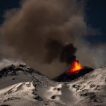 Ски приключения по Етна на фона на активен вулкан