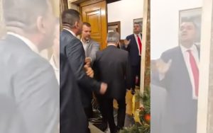 Словесен и физически сблъсък: Ивайло Мирчев и Делян Пеевски си размениха остри реплики в парламента