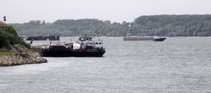 Ферибот Оряхово-Бекет спря заради силен вятър и мокър сняг, ГКПП 'Капитан Петко Войвода' блокиран