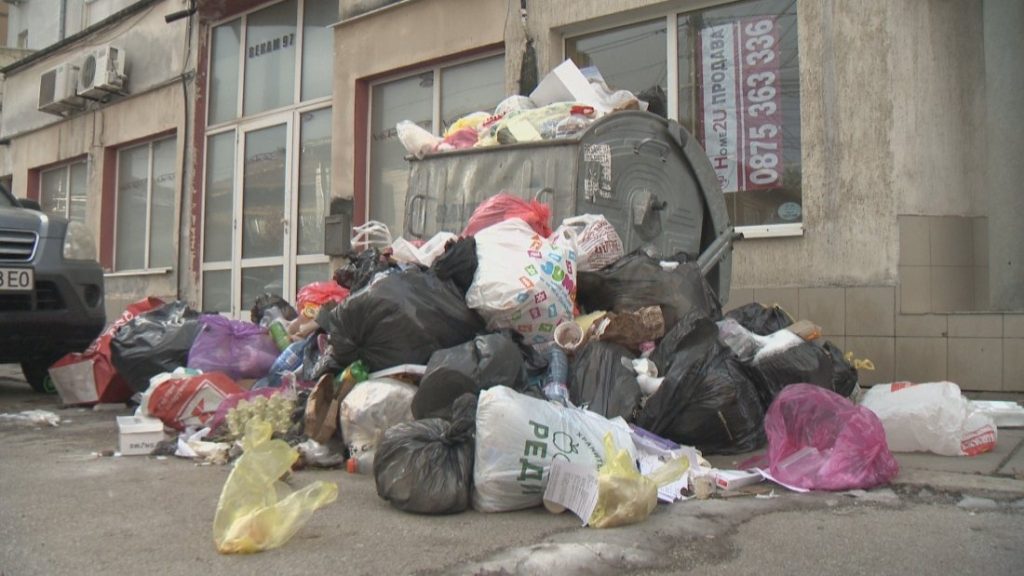 Вятър разнесе тонове боклук из „Люлин“, докато София се бори с кризата със сметоизвозването