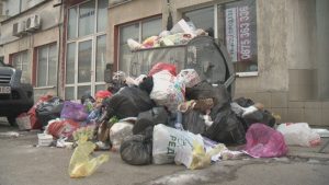 Вятър разнесе тонове боклук из „Люлин“, докато София се бори с кризата със сметоизвозването