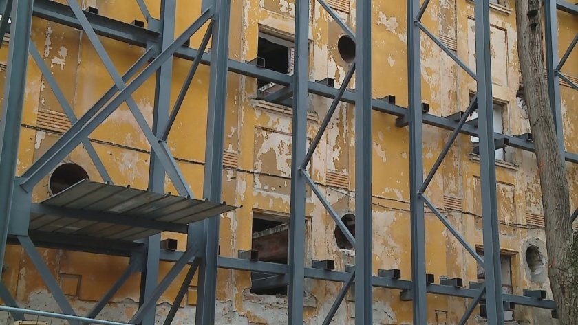 Възстановяват изгорелите тютюневи складове в Пловдив след дълга сага