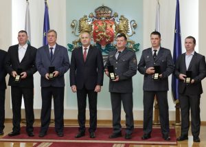 Президентът Радев отличи герои на първа линия: Пожарникари и доброволци получиха почетни знаци