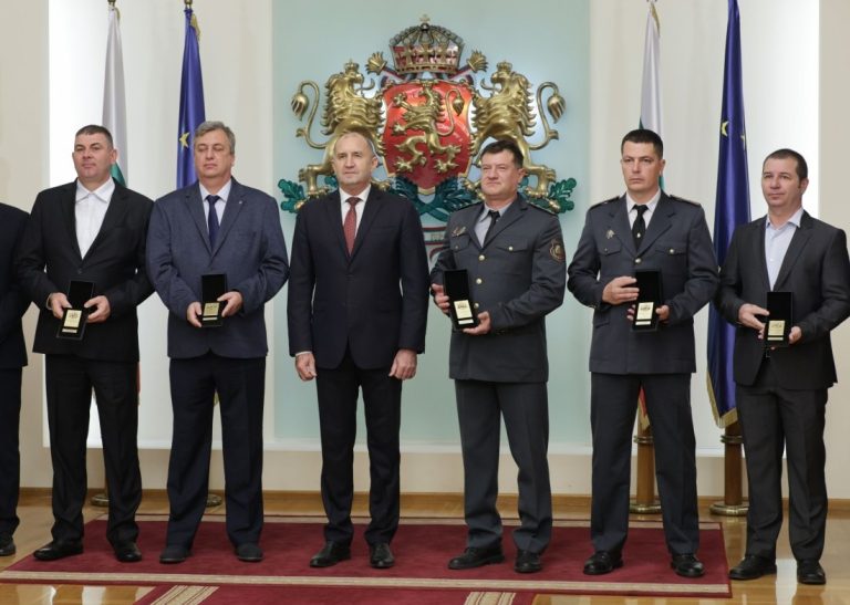 Президентът Радев отличи герои на първа линия: Пожарникари и доброволци получиха почетни знаци Президентът Радев отличи герои на първа линия: Пожарникари и доброволци получиха почетни знаци