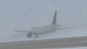 Снежна буря парализира САЩ: Хиляди полети отменени в разгара на празниците