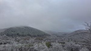 Първи сняг на Петрохан: Проходът е отворен, но с предупреждения за заледявания
