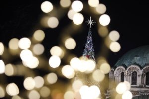 Коледна магия обгърна София: Градът заблестя в празнични светлини